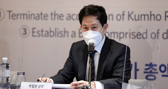 박철완 금호석유화학 상무가 11일 오전 서울 중구 웨스틴 조선호텔에서 기자간담회를 하고 있다.