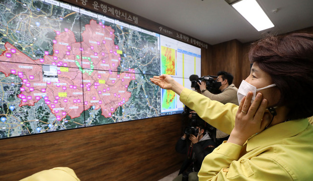 한정애 환경부 장관이 지난 11일 오전 서울 중구 시청 서소문별관 차량 운행제한 상황실을 찾아 노후차량 운행제한 시스템을 바라보고 있다.