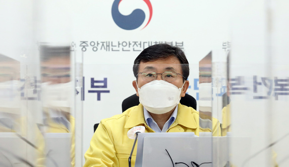 권덕철 중앙재난안전대책본부 1차장(보건복지부 장관)이 15일 오전 정부세종청사에서 열린 코로나19 대응 중대본 회의에서 모두발언을 하고 있다. 