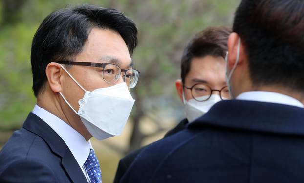 김진욱 고위공직자범죄수사처장이 지난 12일 오전 경기 과천시 정부과천청사에서 '김학의 사건' 검찰 재이첩 결정에 대한 취재진의 질문에 답하고 있다.