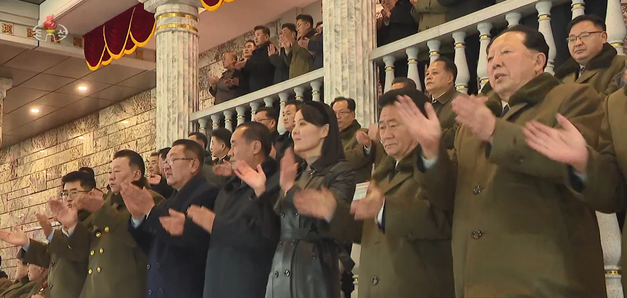김여정 당중앙위원회 부부장이 지난 14일 평양 김일성광장에서 열린 조선노동당 제8차 대회 기념 열병식에서 박수를 치고 있다. (사진=조선중앙TV 캡쳐) 