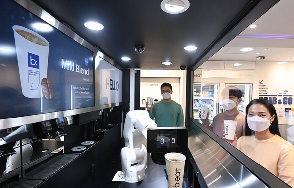 지난 3일 오전 경기도 성남시 분당구 서현동 다날 본사에서 열린 '비트3X 론칭 기념 미디어데이'에서 3세대 커피 로봇이 적용된 무인 매장 플랫폼 비트박스(b;eat box)가 최초로 공개되고 있다.