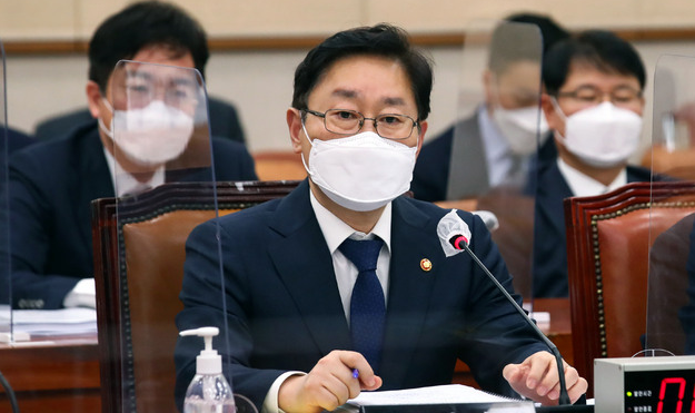 박범계 법무부 장관이 지난 16일 서울 여의도 국회에서 열린 법제사법위원회 전체회의에서 의원들의 질문에 답변하고 있다. (공동취재사진)