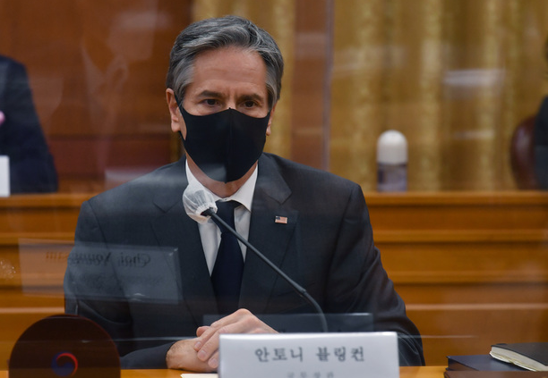 토니 블링컨 미국 국무부 장관이 17일 오후 서울 종로구 외교부 청사에서 열린 한미 외교 장관회담에서 정의용 외교부 장관의 발언을 듣고 있다.