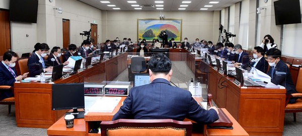 윤관석 위원장 주재로 17일 서울 여의도 국회에서 정무위원회 전체회의가 열리고 있다. (공동취재사진)