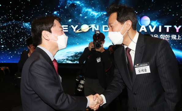 오세훈 국민의힘 서울시장 후보와 안철수 국민의당 후보가 지난 17일 서울 중구 신라호텔에서 열린 '매일경제 창간 55주년 기념 제30차 국민보고대회'에서 악수를 나누고 있다.