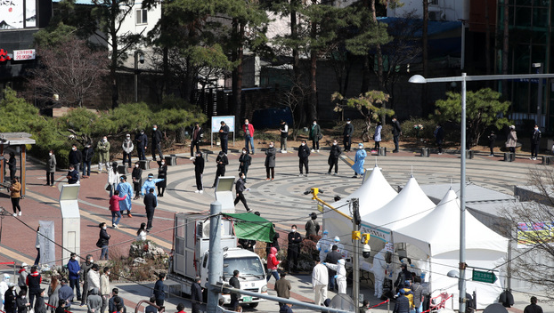 지난 22일 서울 구로구 구로역 광장 코로나19 임시선별검사소에서 외국인근로자 및 시민들이 검사를 받기 위해 줄 서 있다ㅣ