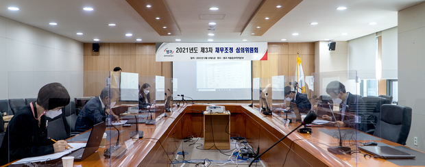 캠코 채무조정심의 위원들이 19일 캠코 서울동부지역본부(강남구 역삼동 소재)에서 '2021년도 제3차 채무조정심의위원회'에 참석해 연체채무자에 대한 추가 감면을 심의하고 있다. (사진=한국자산관리공사 제공)
