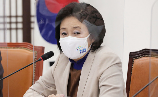 박영선 더불어민주당 서울시장 후보가 23일 서울 여의도 국회 열린민주당을 예방해 의원들과 대화를 나누고 있다. (공동취재사진) 