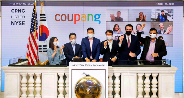 김범석 쿠팡 이사회 의장(왼쪽 세 번째) 등 경영진이 미국 뉴욕증권거래소(NYSE) 상장 첫날인 11일(현지시간) 상장을 기념해 오프닝 벨을 울리고 있다. 쿠팡은 종목 코드 CPNG로 뉴욕 증시에 입성했다.