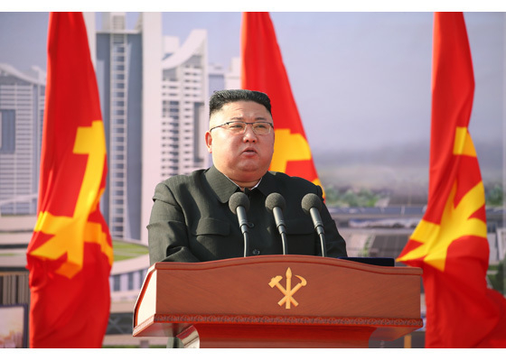 북한 노동신문은 김정은 국무위원장이 지난 23일 사동구역 송신·송화지구에서 열린 평양시 1만세대 살림집건설착공식에 참석해 연설을 했다고 24일 보도했다. (사진=노동신문 캡처) 