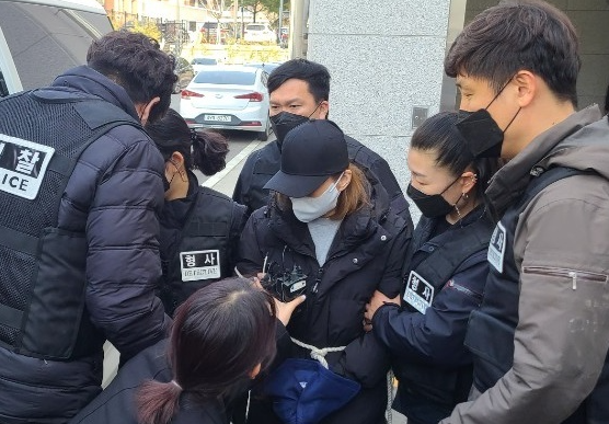 경북 구미에서 숨진 3세 여아의 친모 A(49)씨가 지난 17일 검찰 송치를 위해 구미경찰서에서 출발하고 있다. 