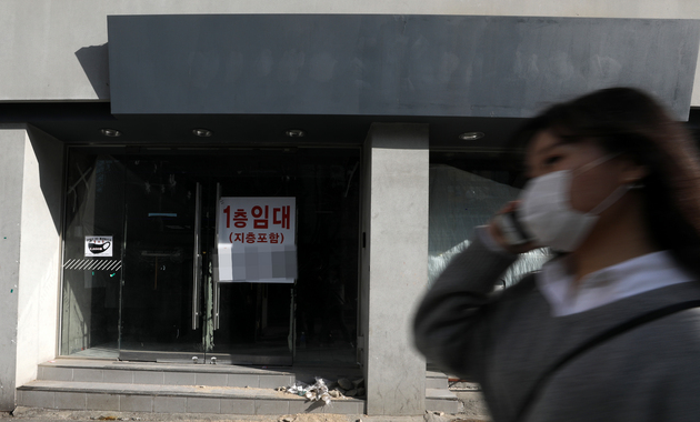 신종 코로나바이러스 감염증(코로나19) 경기 침체로 수도권 자영업자가 가장 많이 감소한 것으로 나타난 25일 서울 서대문구 신촌거리 한 점포에 임대 안내문이 붙어 있다. 통계청 등에 따르면 지난해 월평균 전국 자영업자는 전년보다 7만 5천명 감소한 553만 1천명으로 조사됐다.