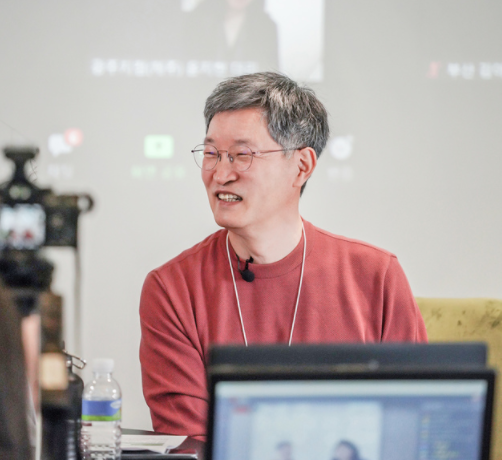 최원석 BC카드 사장이 SNS를 통해 공유된 직원들의 질문에 답하며 웃음을 짓고 있다. (사진=BC카드 제공)