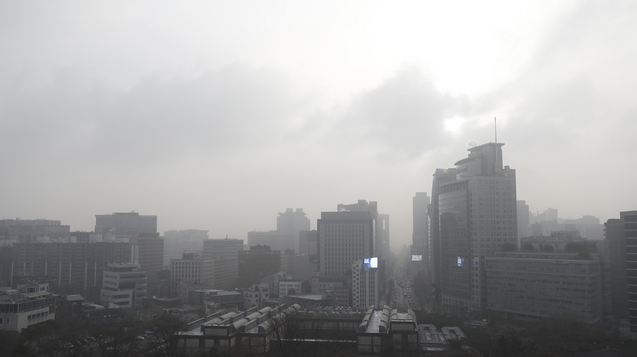 전국 미세먼지와 초미세먼지가 '매우나쁨', 황사가 '나쁨'을 기록한 29일 서울 종로 도심 일대 대기가 탁하다.