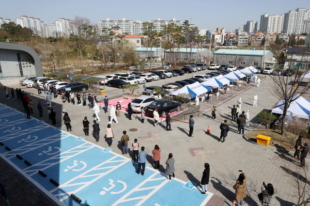 충북도교육연구정보원 주차장에 설치된 선별진료소. (사진=충북도교육청 제공)