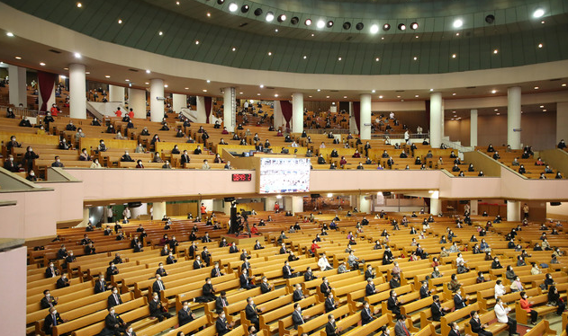 신종 코로나바이러스 감염증(코로나19) 사회적 거리두기 일부 완화된 조정으로 대면 종교활동이 재개된 24일 서울 영등포구 여의도 순복음교회에서 대면 예배가 진행되고 있다. (사진=여의도순복음교회 제공) 