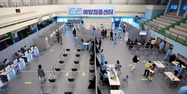 지난 25일 오후 서울 송파구체육문화회관에 마련된 코로나19 예방접종센터에서 모의 훈련이 열리고 있다. 