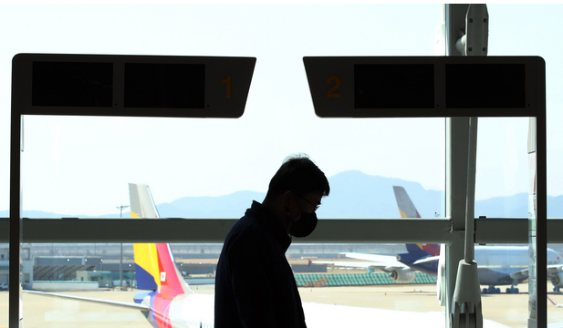 코로나19 신규 확진자 수가 엿새 연속 400명대를 기록한 22일 오전 인천국제공항 입국장의 여행사 부스 구역이 한산하다.