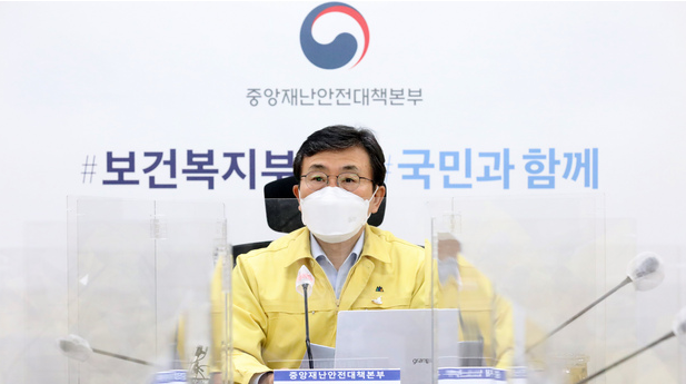 권덕철 중앙재난안전대책본부 1차장(보건복지부 장관)이 지난달 29일 오전 정부세종청사에서 열린 코로나19 대응 중대본 회의에서 모두발언을 하고 있다.
