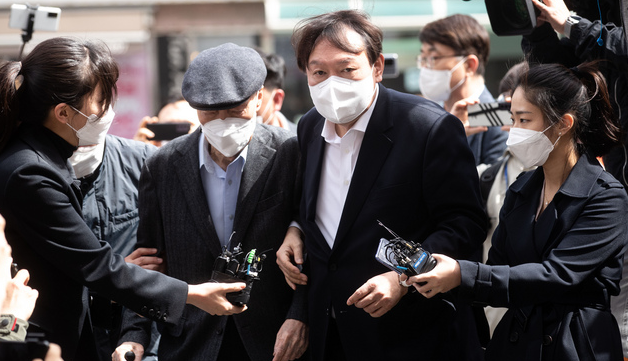 윤석열 전 검찰총장이 부친 윤기중 연세대 명예교수와 함께 2일 오전 서울 서대문구 남가좌1동 주민센터에 차려진 2021 재·보궐선거 사전투표소에 들어서고 있다.