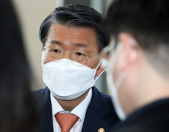 은성수 금융위원장이 5일 오전 서울 영등포구 한국금융투자협회에서 열린 금융위, 금투업권 CEO 간담회를 마친 후 취재진의 질문에 답하고 있다.