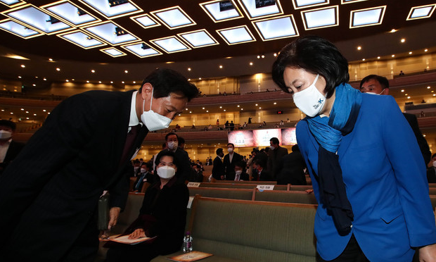 박영선 더불어민주당 서울시장 후보와 오세훈 국민의힘 서울시장 후보가 4일 서울 서초구 사랑의교회에서 열린 '2021 한국교회 부활절 연합예배'에 참석해 인사하고 있다.