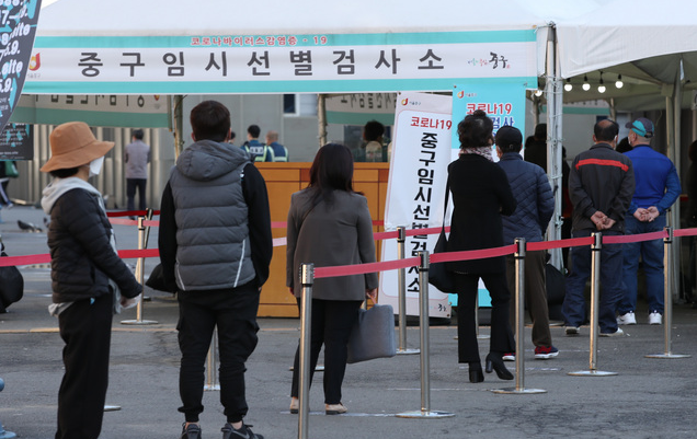 코로나19 신규확진자가 0시기준 473명 발생한 지난 5일 오전 서울 중구 서울역 코로나19임시선별검사소에서 시민들이 검사를 받기 위해 줄서 기다리고 있다.