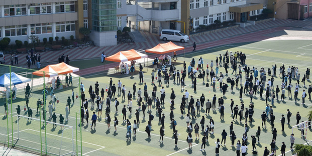 대구 수성구의 한 고등학교에서 코로나19 확진자가 발생한 지난 6일 학생들이 진단검사를 받기 위해 운동장에 줄지어 차례를 기다리고 있다.