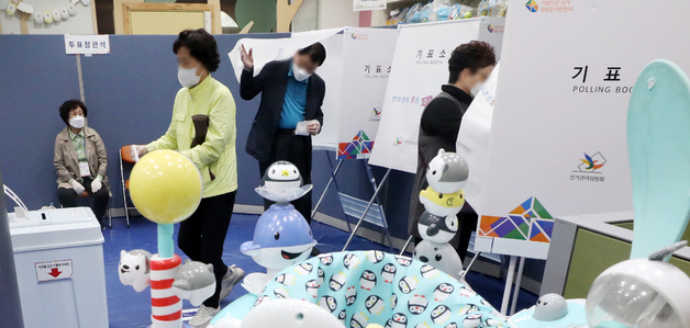 서울시장 재·보궐선거일인 7일 서울 마포구 도화장난감대여점에 마련된 도화동 제2투표소에서 시민들이 투표하고 있다.