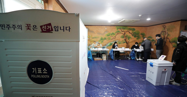 서울시장 보궐선거일인 7일 오전 서울 서대문구 숲속 한방랜드에 위치한 신촌동 제1투표소에서 시민들이 투표를 하기 위해 대기하고 있다.