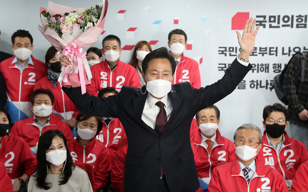 오세훈 국민의힘 서울시장 후보가 8일 새벽 서울 여의도 국민의힘 중앙당사에 마련된 개표상황실에서 당선이 확실해지자 두손을 들어 환호하고 있다.