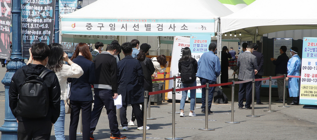 0시 기준 코로나19 일일 신규 확진자가 668명으로 집계된 7일 서울역 임시선별검사소를 찾은 시민들이 검사를 위해 줄을 서 있다. 