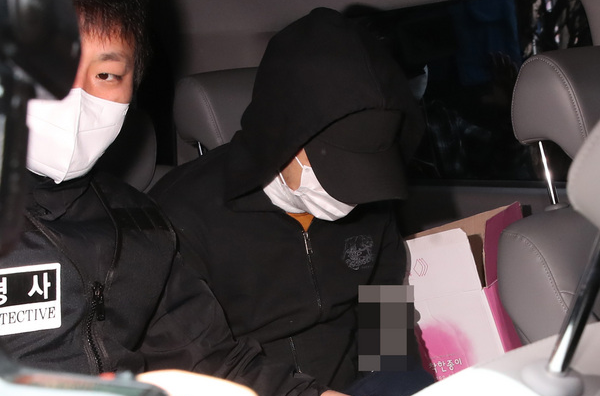 노원 세 모녀 살인사건 피의자 김태현이 지난 4일 오후 서울 도봉구 서울북부지법에서 구속 전 피의자 심문(영장실질심사)을 마친 뒤 호송차량에 타고 있다.