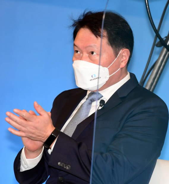 지난 3월 29일 서울 중구 상의회관에서 최태원 신임 대한상공회의소 회장의 취임식을 대신해 열린 '비대면 타운홀 미팅'에서 최태원 회장이 박수를 치고 있다.