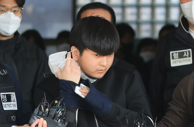 노원 세모녀 살인사건 피의자 김태현이 9일 오전 서울 도봉구 도봉경찰서에서 검찰 송치 전 취재진 앞에서 마스크를 벗고 있다. 