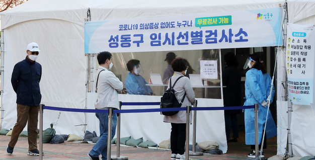 코로나19 4차 대유행 우려가 계속된 9일 오전 서울 성동구 코로나19 임시선별검사소를 찾은 시민들이 차례를 기다리고 있다.