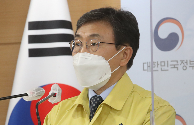 권덕철 중앙재난안전대책본부(중대본) 1차장(보건복지부 장관)이 9일 오전 서울 종로구 정부서울청사 합동브리핑실에서 코로나19 대응 비대면 정례브리핑을 하고 있다. 정부는 다음달 2일까지 수도권 2단계·비수도권 1.5단계 등 현행 사회적 거리두기 단계와 5인 이상 모임 금지 조치를 유지하되 방역의 효과를 극대화할 수 있는 방안을 마련해 앞으로 3주간 강도 높게 이행할 것을 밝혔다.