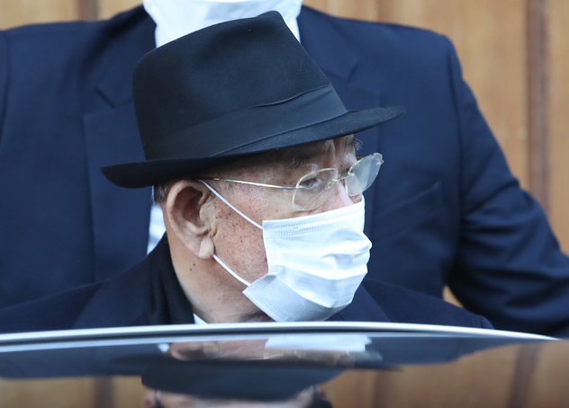 회고록을 통해 '5·18 당시 광주 상공에서 헬기 사격을 목격했다'는 고 조비오 신부의 명예를 훼손한 혐의로 기소된 전직 대통령 전두환씨가 광주지방법원에서 열리는 1심 선고 공판에 출석하기 위해 지난해 11월30일 오전 서울 연희동 자택을 나서고 있다.