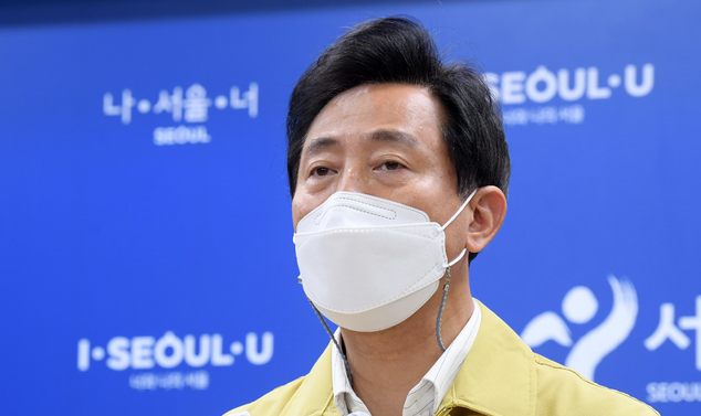 오세훈 서울시장이 12일 서울시청에서 다중이용시설 업종별 특성을 반영한 '서울형 상생방역 추진방향'을 브리핑하고 있다.