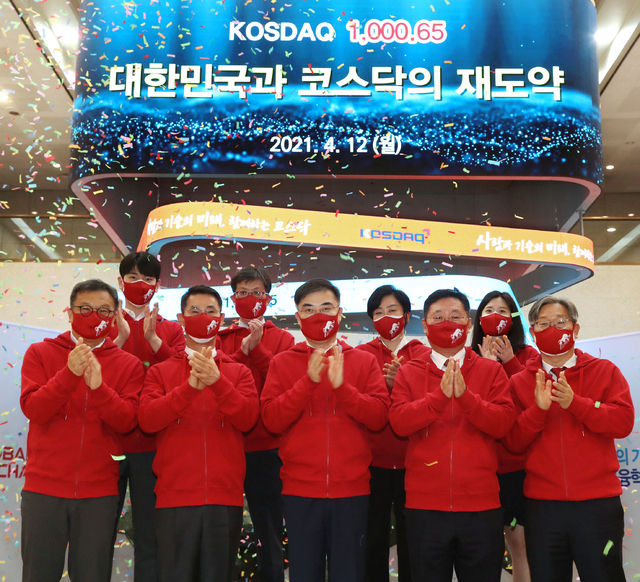 손병두 한국거래소 이사장이 12일 오후 서울 여의도 한국거래소에서 코스닥 지수 1000 돌파 기념 퍼포먼스를 한 뒤 기념촬영을 하고 있다. 앞줄 왼쪽부터 김학균 한국거래소 코스닥시장위원회 위원장, 장경호 코스닥협회 회장, 손병두 한국거래소 이사장, 나재철 금융투자협회 회장, 홍순욱 한국거래소 코스닥시장본부장. (사진=한국거래소 제공)
