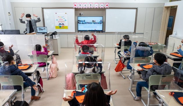 서울 강남구의 한 초등학교에서 열린 입학식에서 신입생들이 인사를 하고 있다.