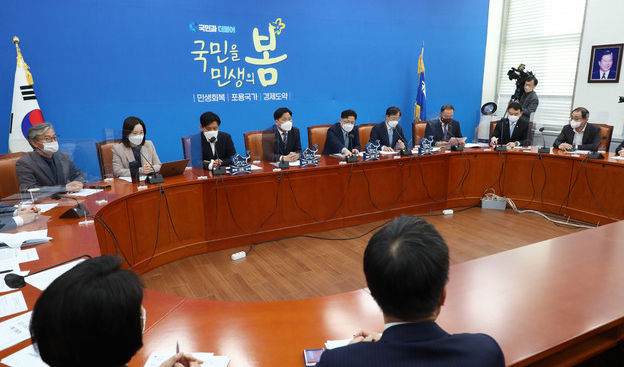 김영진 더불어민주당 원내대표 직무대행이 13일 서울 여의도 국회에서 열린 원내대책회의에서 발언을 하고 있다.