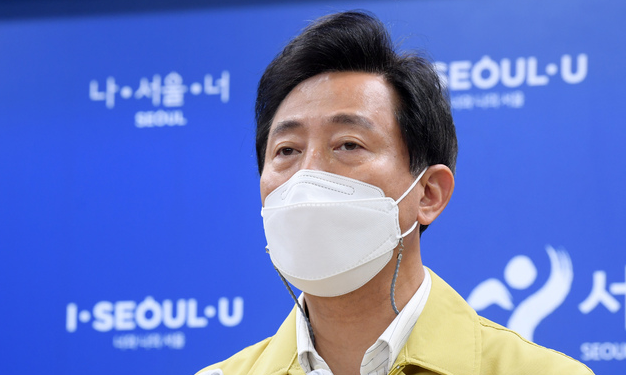 오세훈 서울시장이 12일 서울시청에서 다중이용시설 업종별 특성을 반영한 '서울형 상생방역 추진방향'을 브리핑하고 있다.