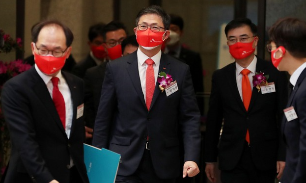 안재용 SK바이오사이언스 대표이사가 18일 서울 여의도 한국거래소에서 열린 백신개발생산업체 SK바이오사이언스의 유가증권시장 신규상장 기념식에 참석하고 있다.