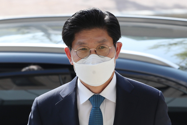 노형욱 국토교통부장관 후보자가 19일 오전 청문회 준비를 위해 경기 과천시 정부과천청사 국토교통부로 출근하고 있다.