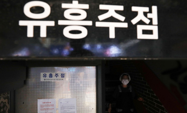 코로나19 4차 유행을 억제하기 위해 수도권과 부산 지역 유흥시설의 영업이 3주간 금지된 지난 12일 오후 서울 강남구 한 유흥주점에 집합금지명령이 부착돼 있다.