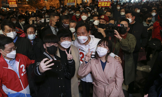 오세훈 국민의힘 서울시장 후보가 31일 오후 서울 동작구 총신대입구역 앞에서 함께 지원유세를 벌인 청년들과 기념촬영을 하고 있다.