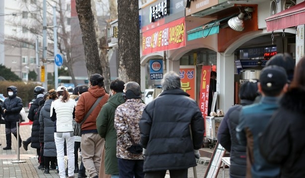 지난 1월 14일 서울 시내의 한 복권 판매점에서 시민들이 각종 복권을 구매하기 위해 줄을 서고 있다.