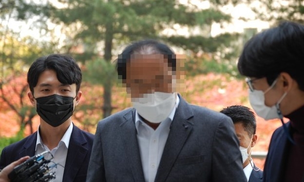 부패방지 및 국민권익위원회의 설치와 운영에 관한 법률 위반 혐의로 사전구속영장이 청구된 전 인천시의원 A(61, 가운데)씨가 19일 오후 2시10분께 인천지방법원에 들어서고 있다. A씨는 2017년 8월 7일 인천시의회 건설교통위원회 위원장으로 재직하던 시절 인천 서구 백석동 소재 땅 3435㎡를 19억6000만원에 매입한 뒤 시세차익을 얻은 혐의를 받고 있다.